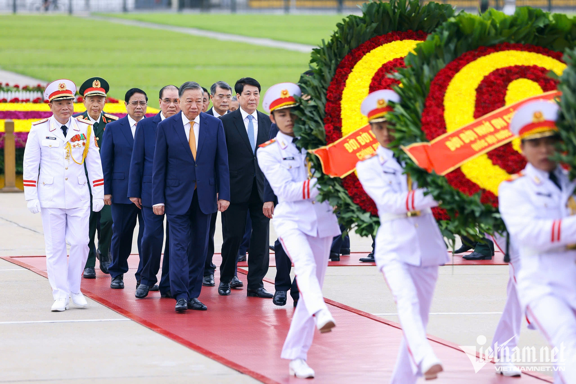 ho chi minh mausoleum2.jpg