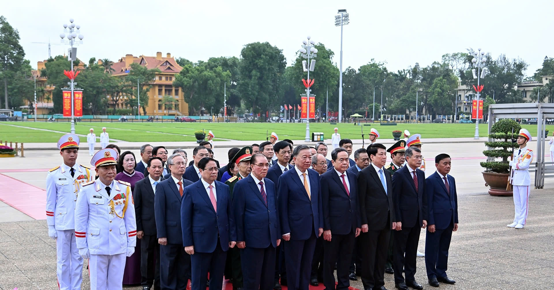 Vietnam’s top leaders pay tribute to President Ho Chi Minh on his 136th birthday