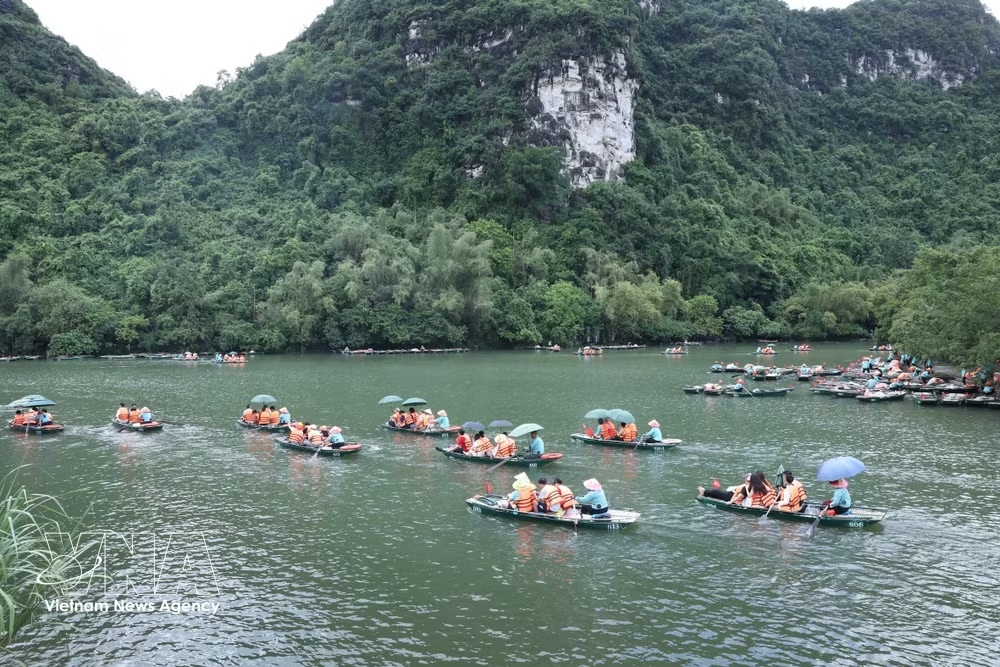 Boats carry tourists at the Trang An ecological tourism site (Photo: VNA)