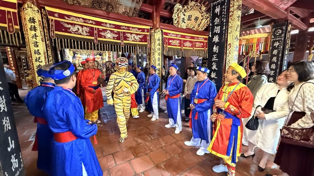 People join the Giong Festival in Phu Dong commune, Hanoi. (Photo: VNA)