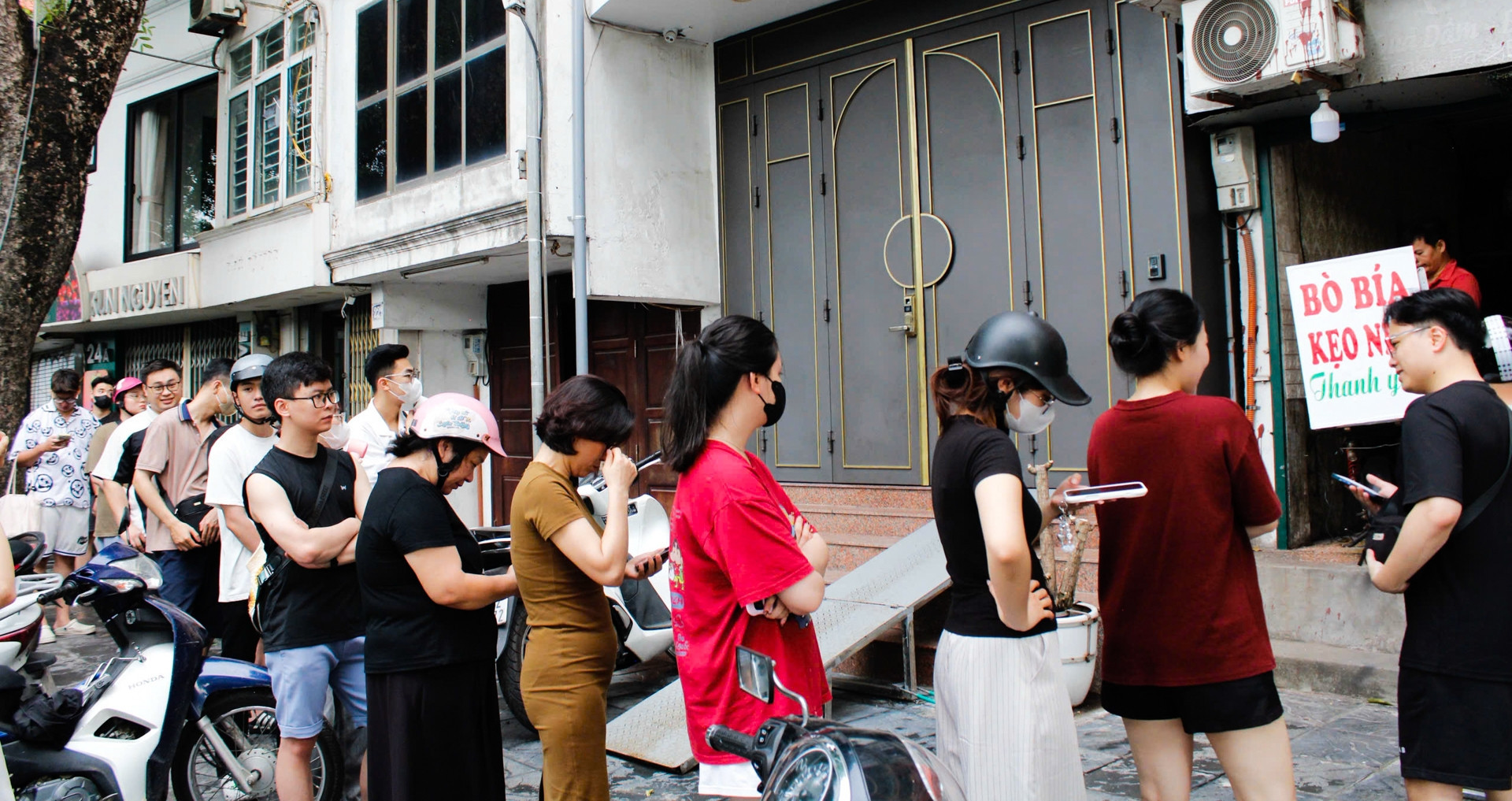 Hanoi street vendor draws hour-long lines for his handmade bo bia