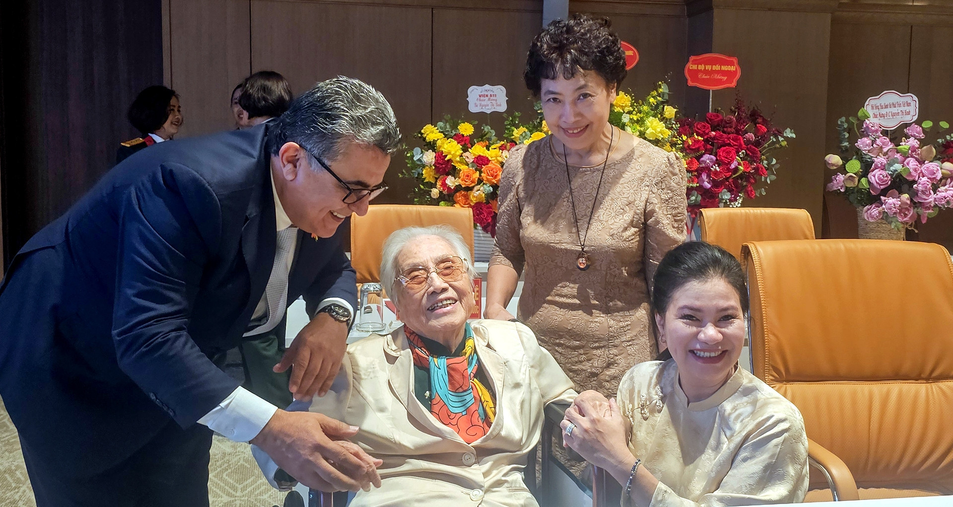 Former Vice President Nguyen Thi Binh honored by Palestinian state