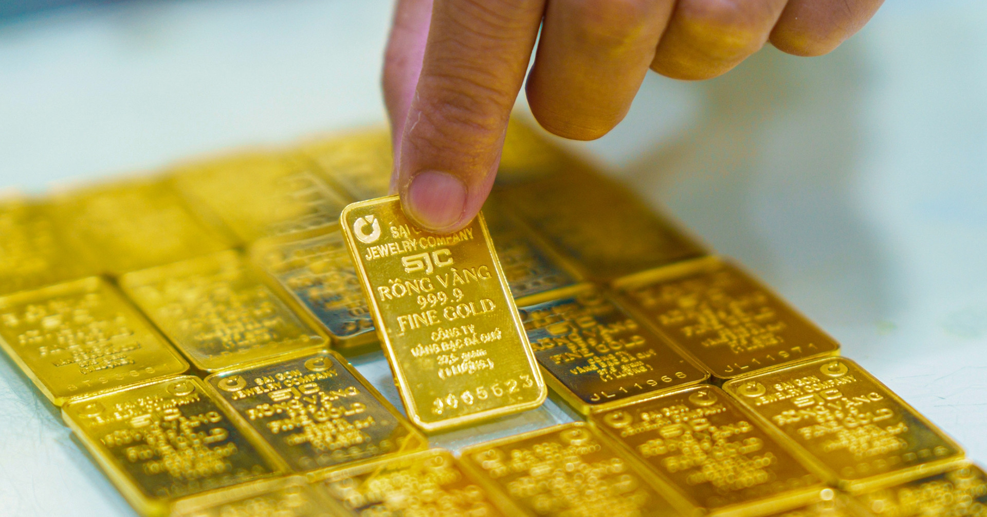 Vietnam requires officials to declare gold and diamonds over $5,700