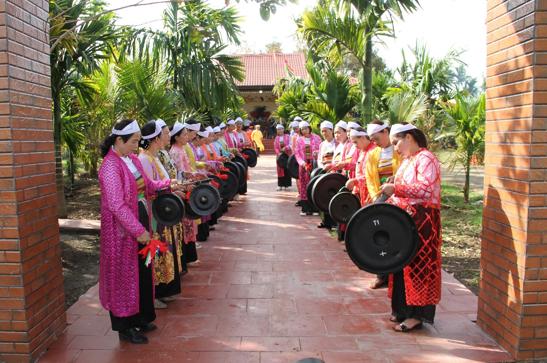 Các thế hệ phụ nữ Mường giữ gìn nhịp chiêng.JPG
