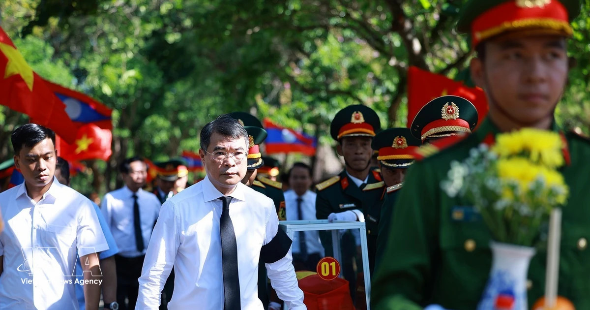 PM attends burial service for Vietnamese soldiers, experts who died in Laos