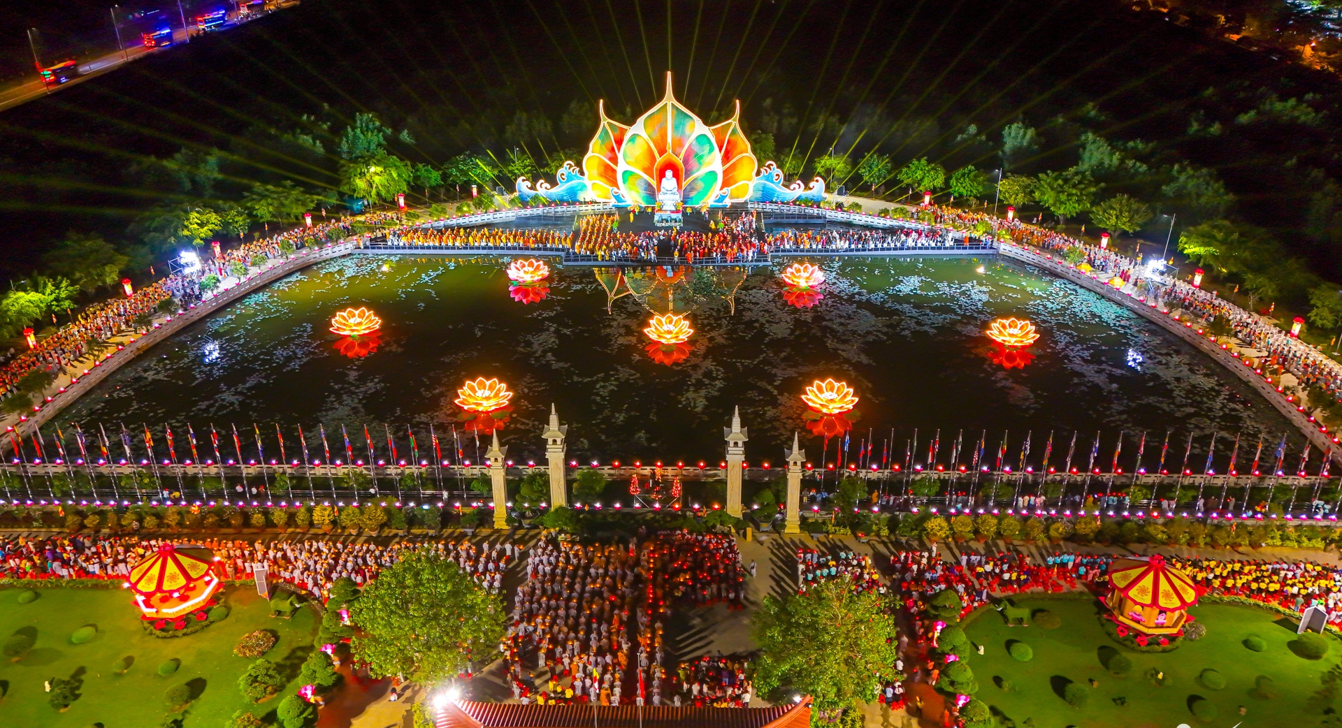 Thả hoa đăng.png