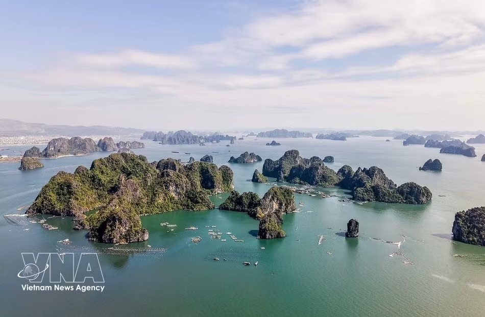 vnanet-ve-dep-cua-vinh-ha-long-anh-ttxvn.jpg