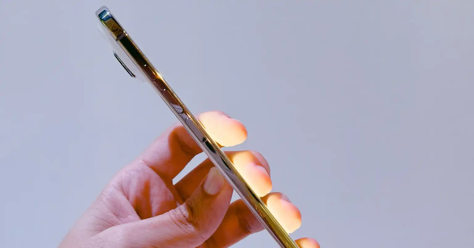 Apple’s thinnest iPhone faces harsh market reality