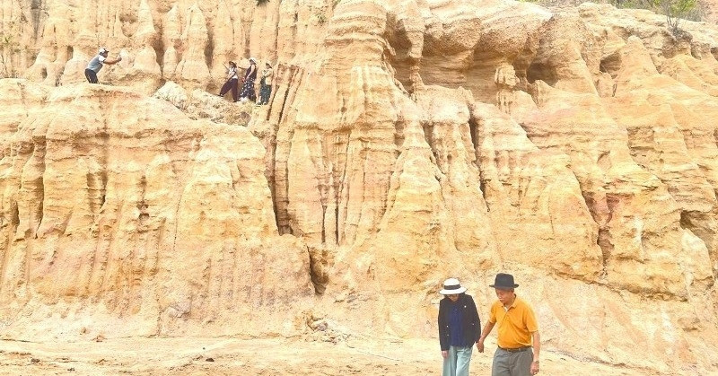 Tourists amazed by pyramid-like natural wonder in Gia Lai