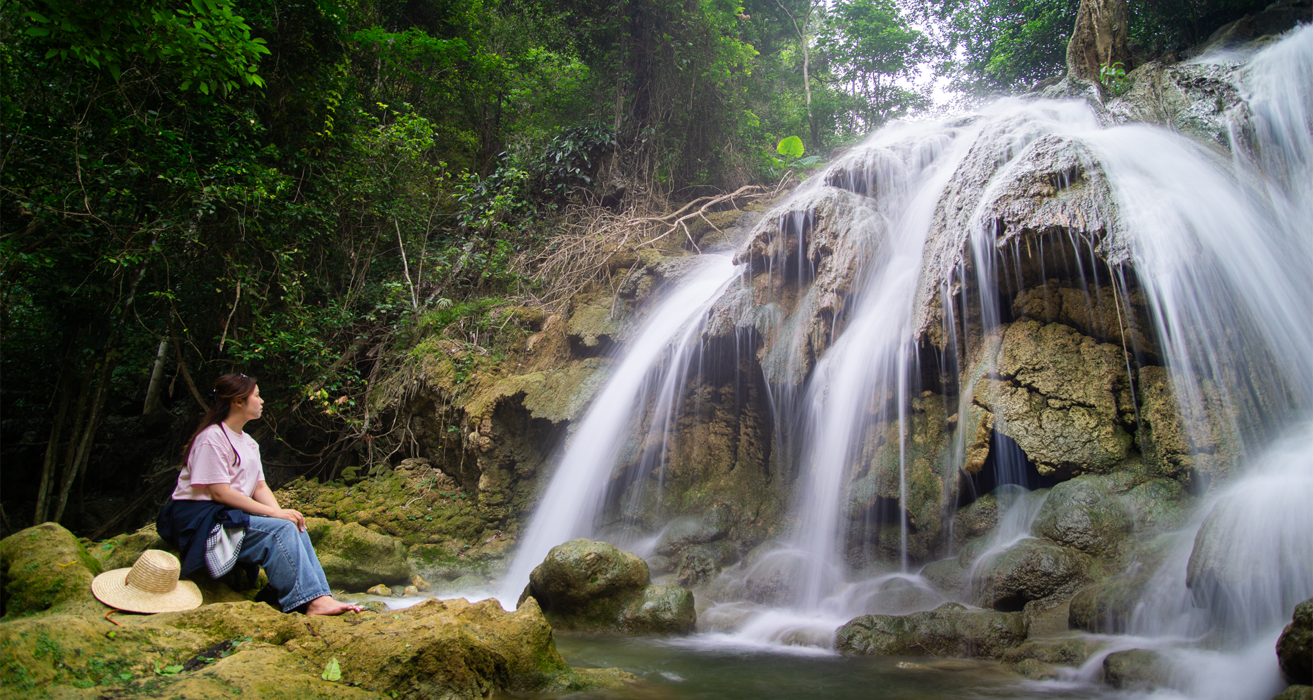 Travelers head to pristine waterfall 120km from Hanoi to beat heat