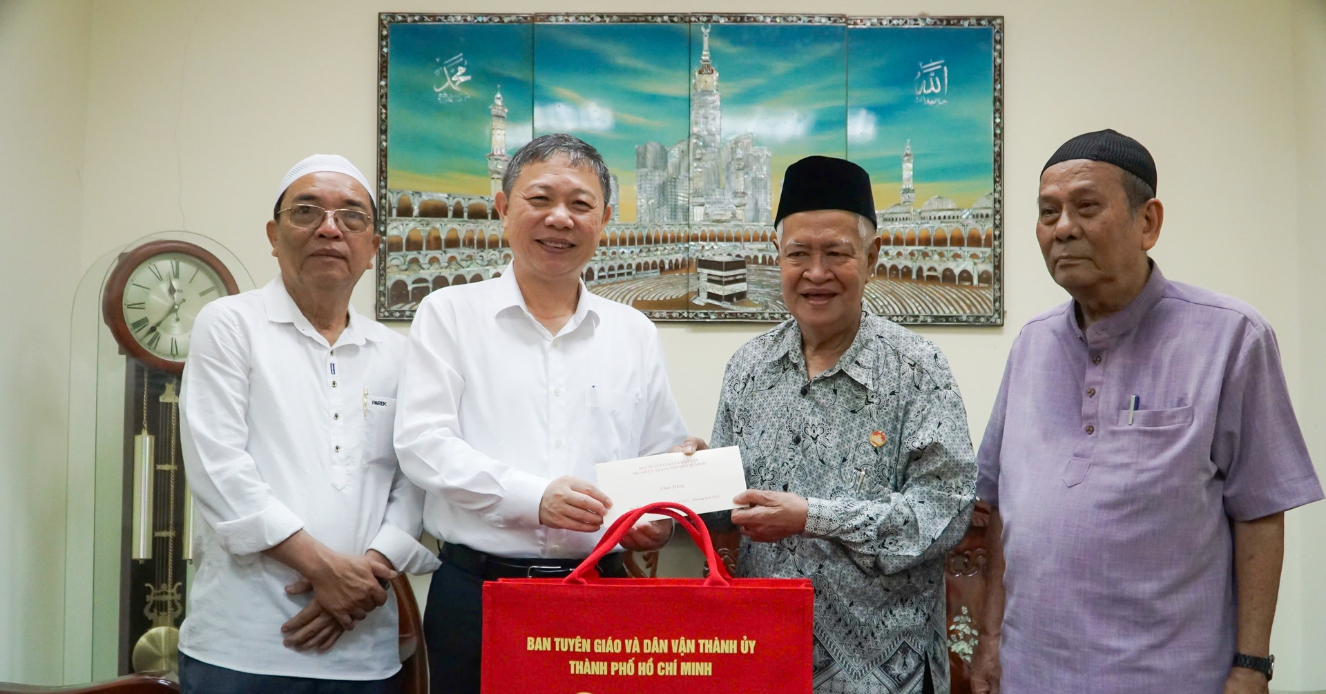 Ho Chi Minh City leaders visit Cham Muslim community for Raya Idil Adha