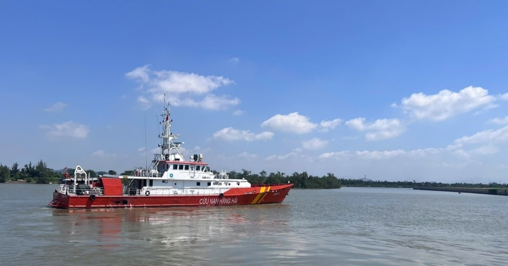 Fishing boat carrying 11 sinks off Hai Phong, two still missing