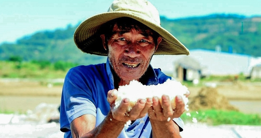 Vietnam salt farmers endure brutal heat to harvest white gold