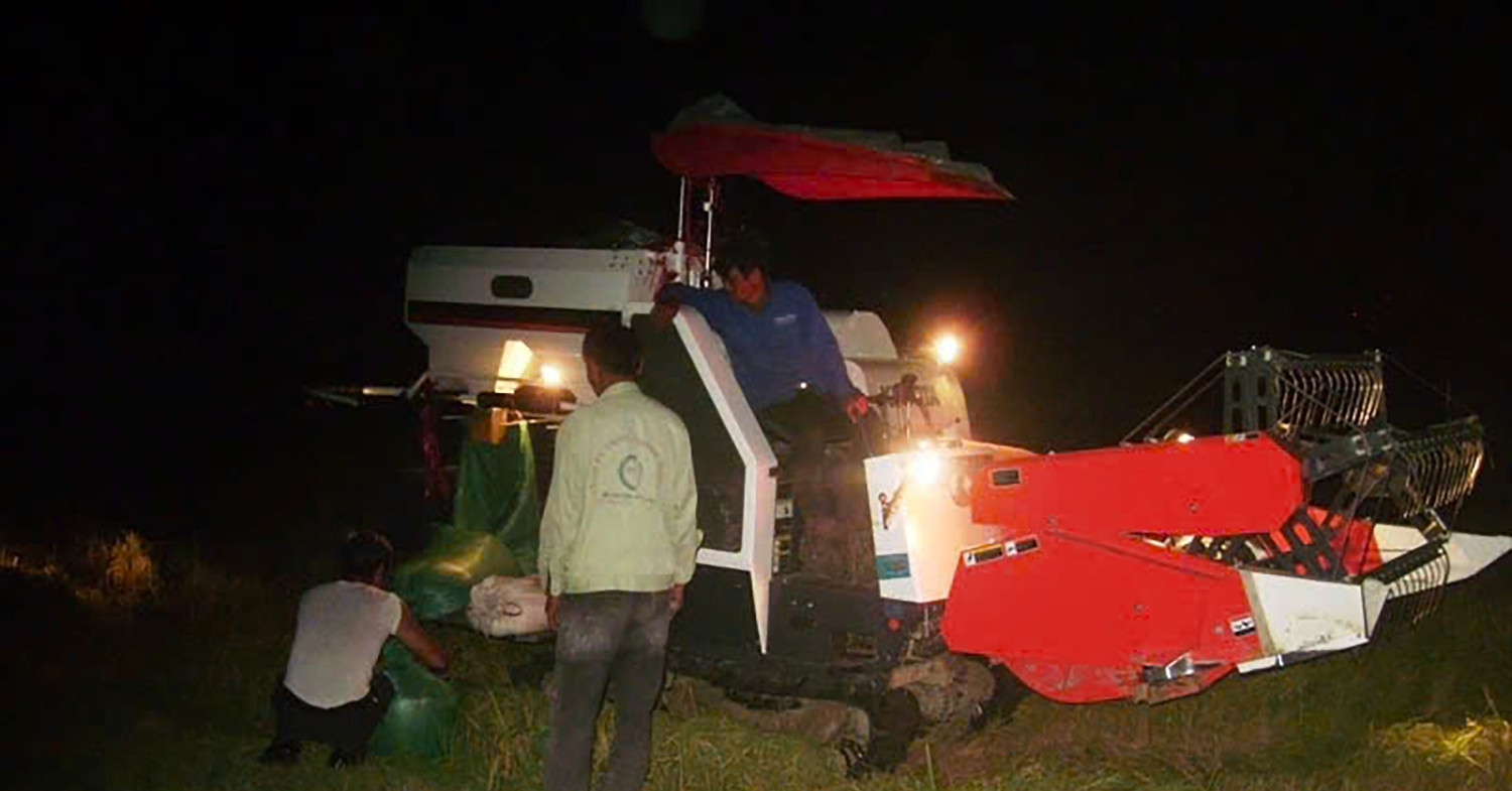 Vietnamese farmers work through the night amid 40C heatwave