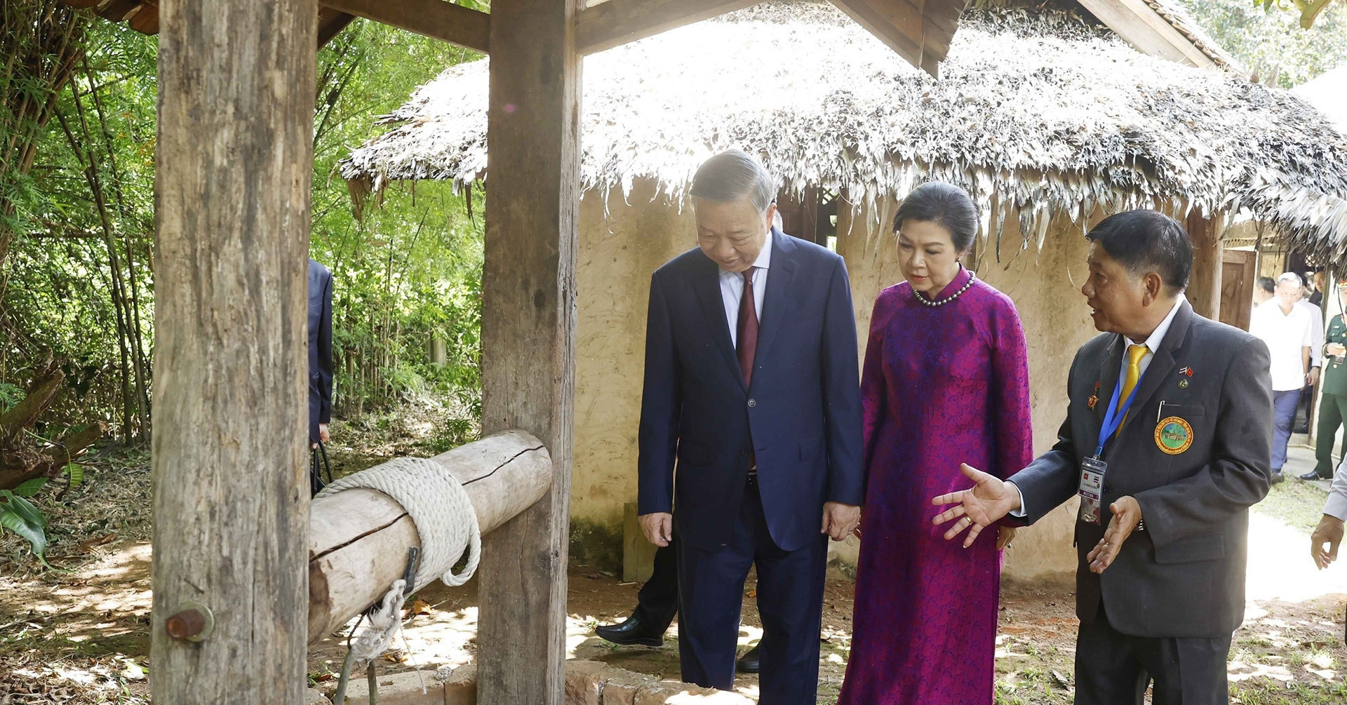 Vietnam’s top leader pays tribute to President Ho Chi Minh in Thailand