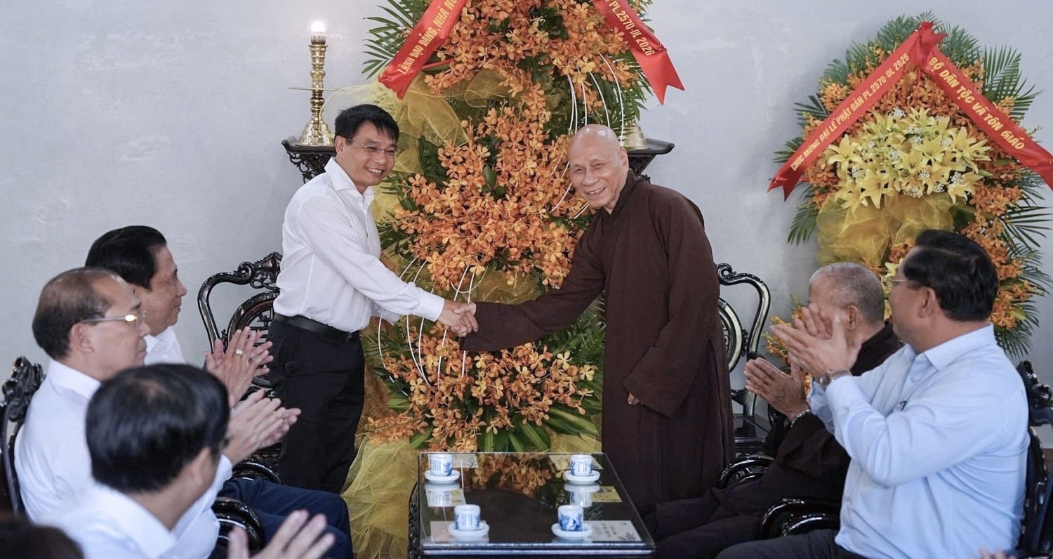 Deputy Prime Minister extends Vesak greetings to Buddhist leaders in Hue