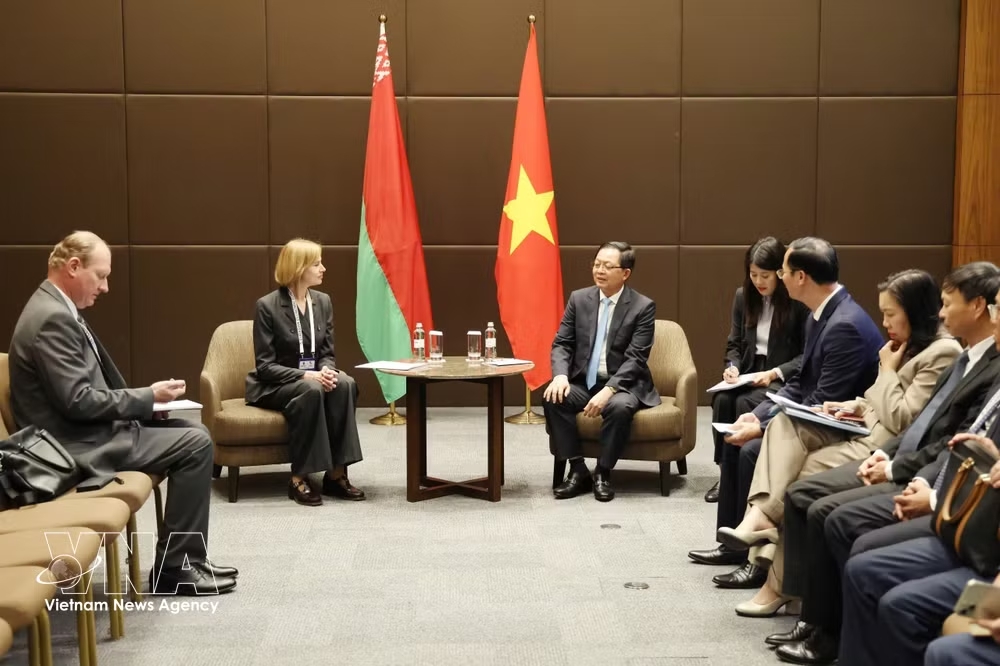 vnanet-deputy-pm-ho-quoc-dung-and-deputy-pm-of-belarus-natalya-petkevich.jpg