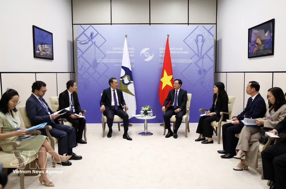 vnanet-deputy-pm-ho-quoc-dung-and-eec-chairman-bakytzhan-sagintayev.jpg