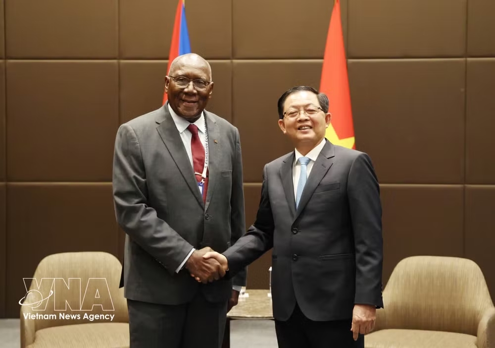 vnanet-deputy-pm-ho-quoc-dung-and-vice-president-of-cuba-salvador-valdes-mesa.jpg