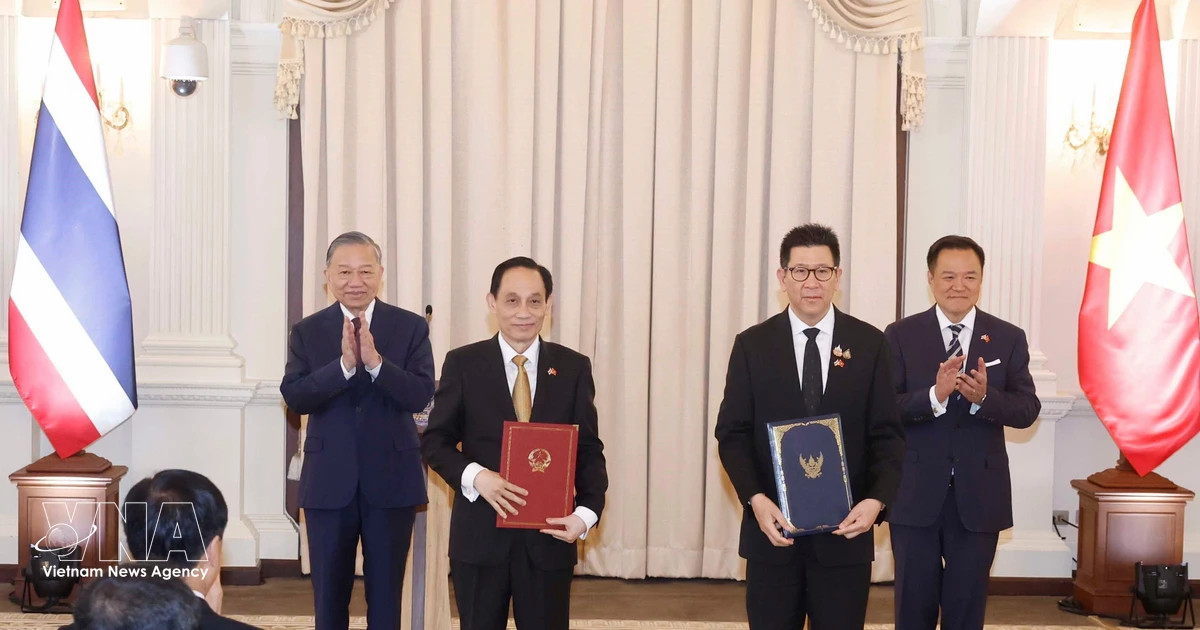 Vietnamese, Thai leaders witness exchange of cooperation agreements