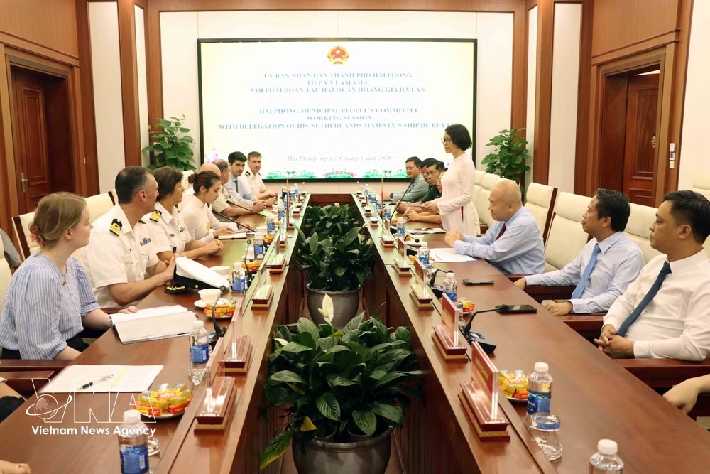vnanet-ship-of-royal-netherlands-navy-visits-hai-phong-2.jpg