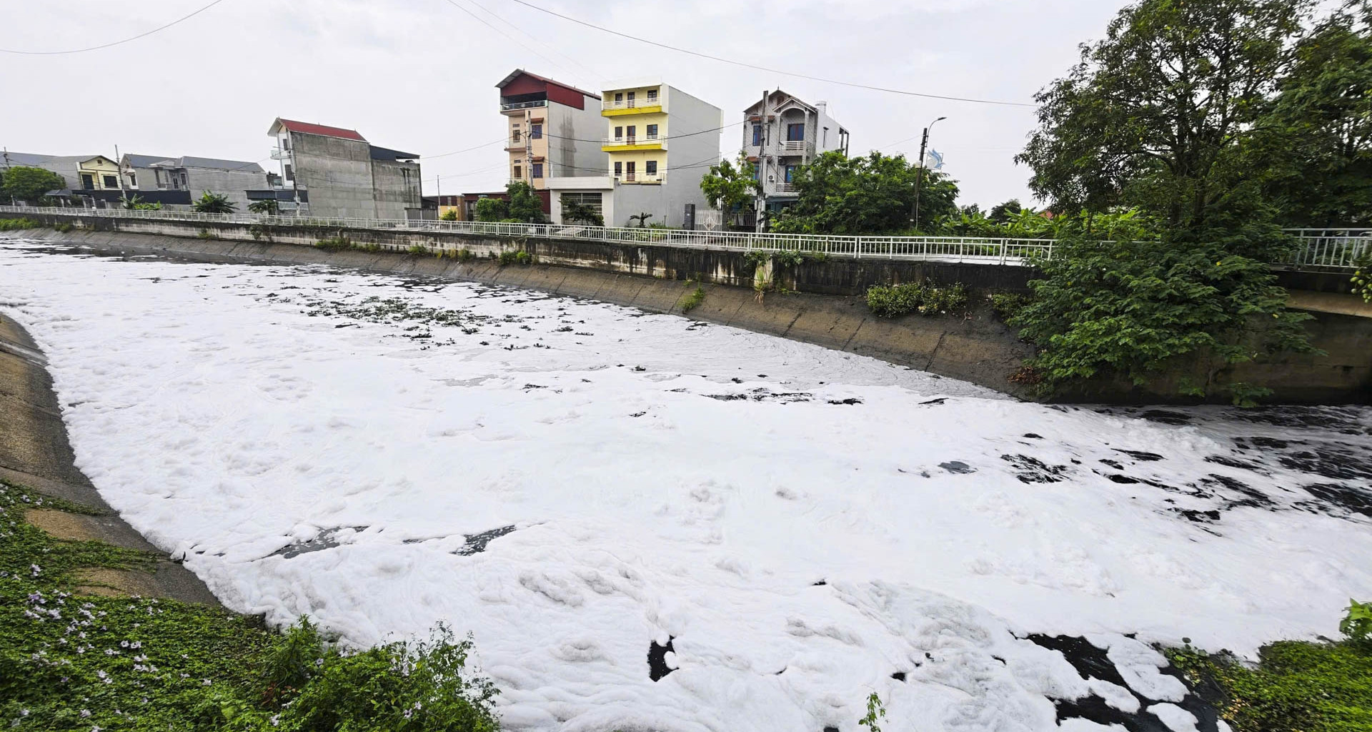 Bac Ninh launches crackdown on pollution after canal contamination worsens