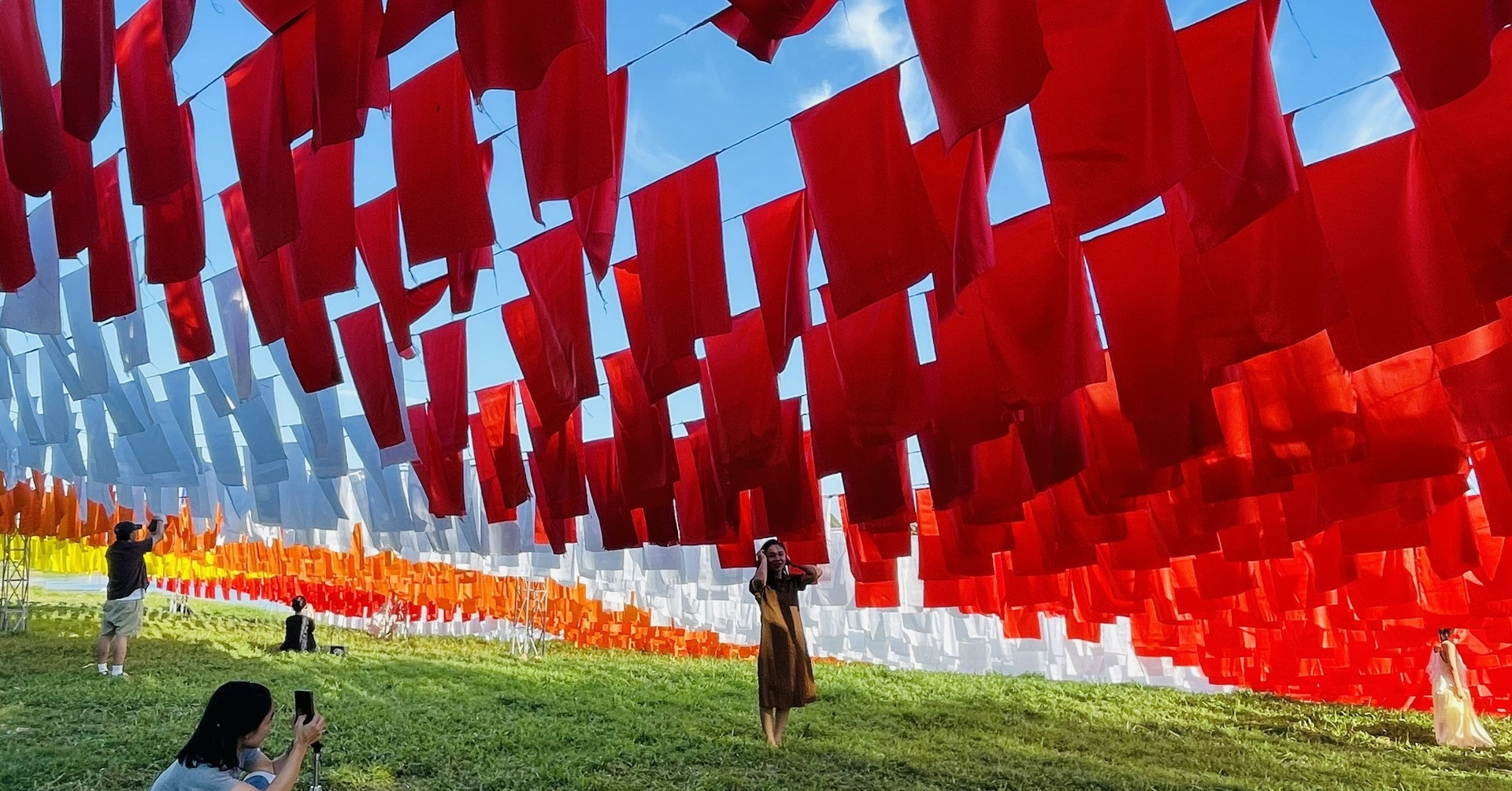 Giant flags raised along Huong River to celebrate Vesak 2026 in Hue