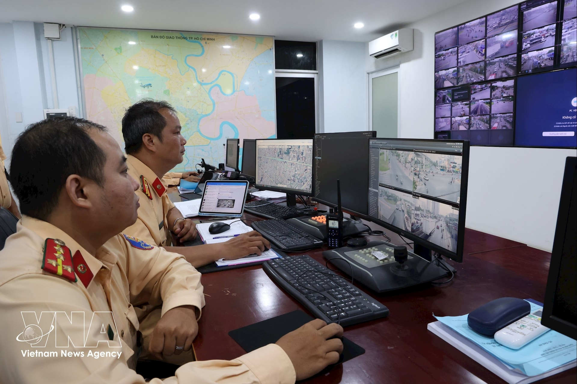 Cảnh sát giao thông TP. Hồ Chí Minh vận hành gần 2.000 camera giám sát để bảo đảm trật tự an toàn giao thông. Ảnh: Hồng Đạt - TTXVN