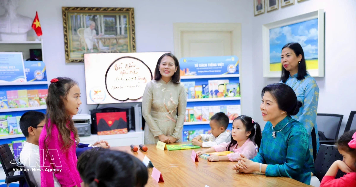 Top leader’s spouse visits Vietnamese language class in Singapore