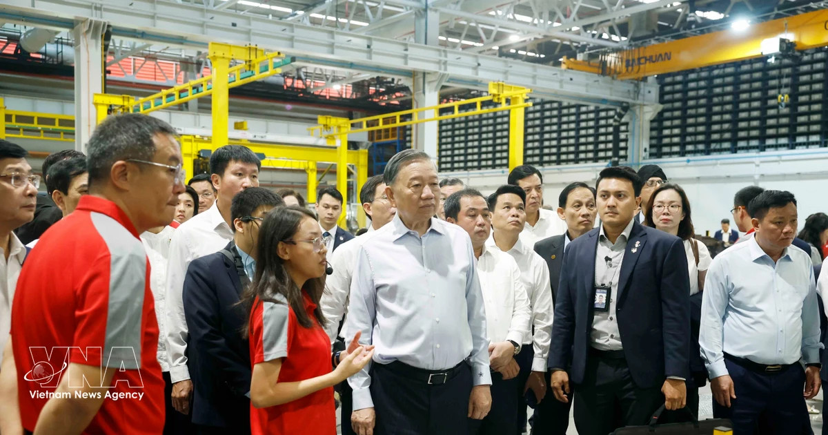 Top Vietnamese leader visits technology, rail test facilities in Singapore