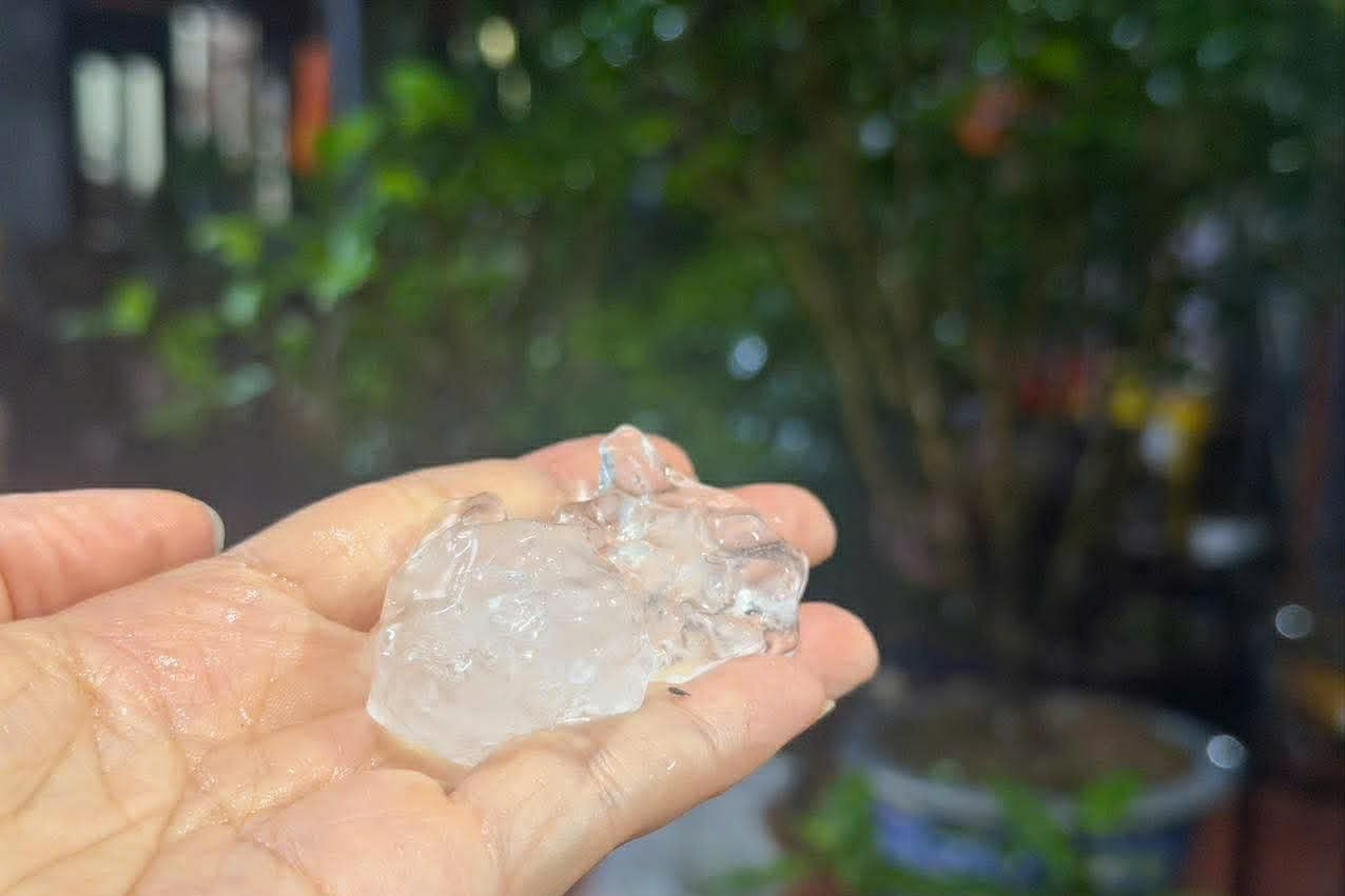 Người Hà Nội bất ngờ khi thấy mưa đá trút xuống ầm ầm