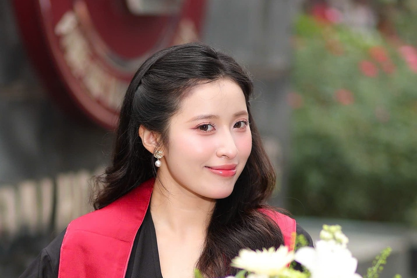 Two valedictorians graduate early with high distinction from FTU
