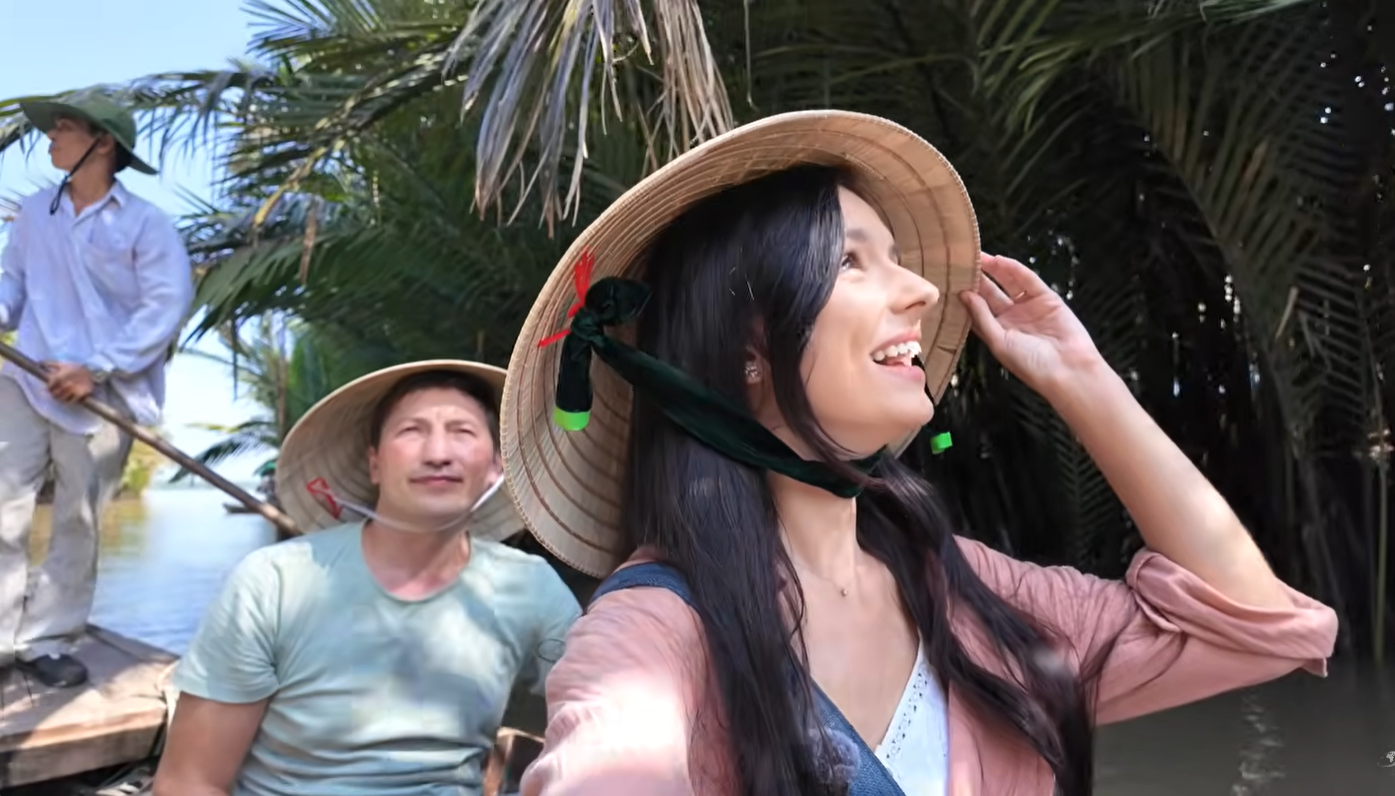 https://static-images.vnncdn.net/vps_images_publish/000001/000003/2026/5/5/khach-tay-du-lich-vinh-long-7-1621.png