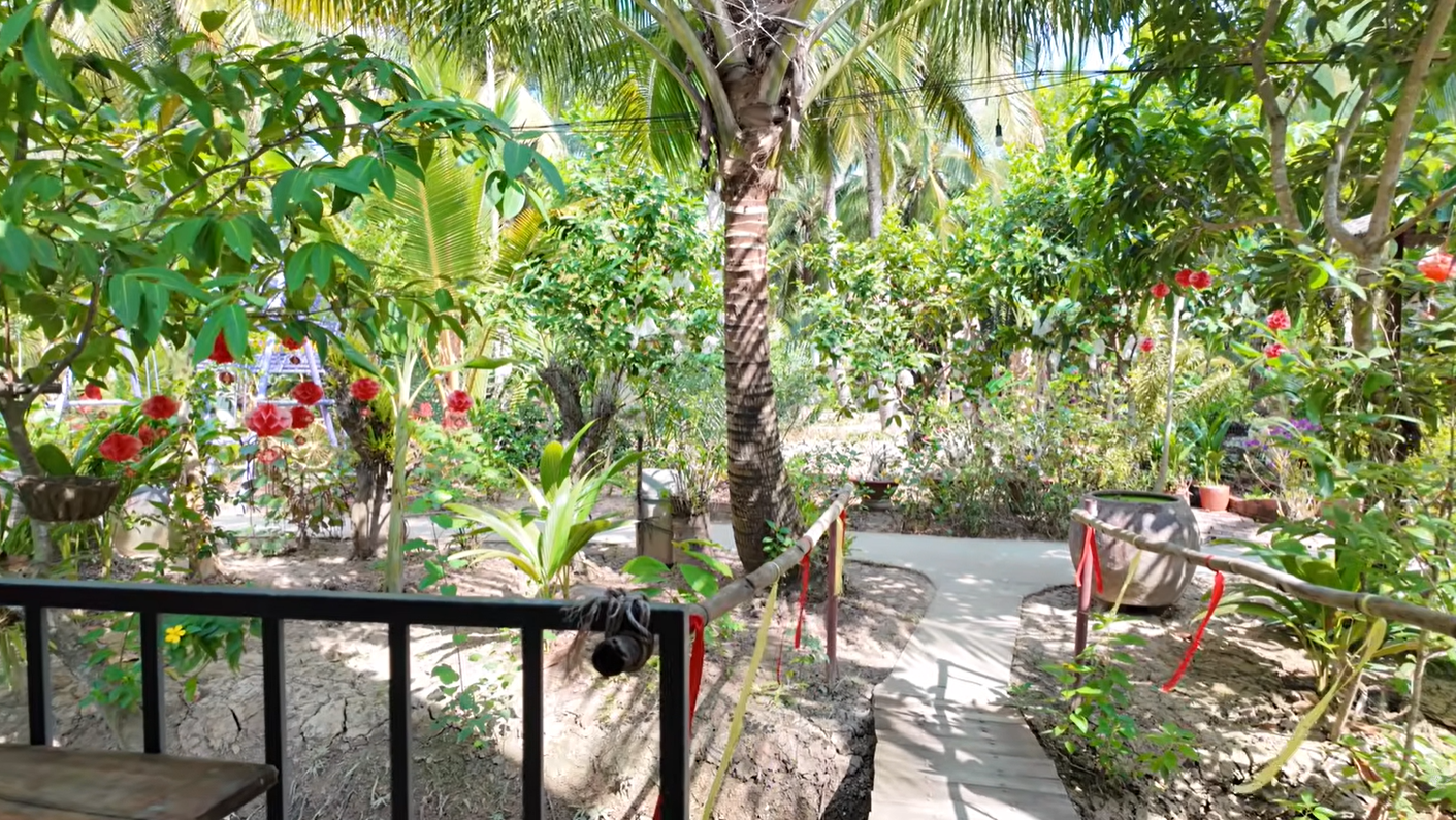 https://static-images.vnncdn.net/vps_images_publish/000001/000003/2026/5/5/khach-tay-du-lich-vinh-long-4-1616.png