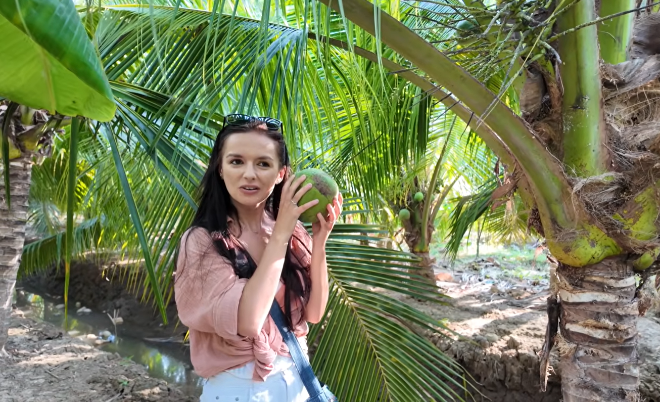 https://static-images.vnncdn.net/vps_images_publish/000001/000003/2026/5/5/khach-tay-du-lich-vinh-long-8-1613.png