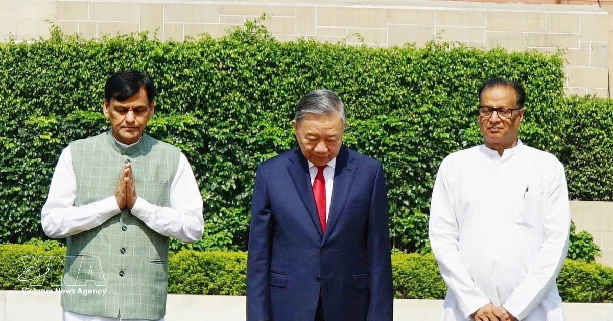 Top leader pays tribute to Mahatma Gandhi, President Ho Chi Minh in New Delhi