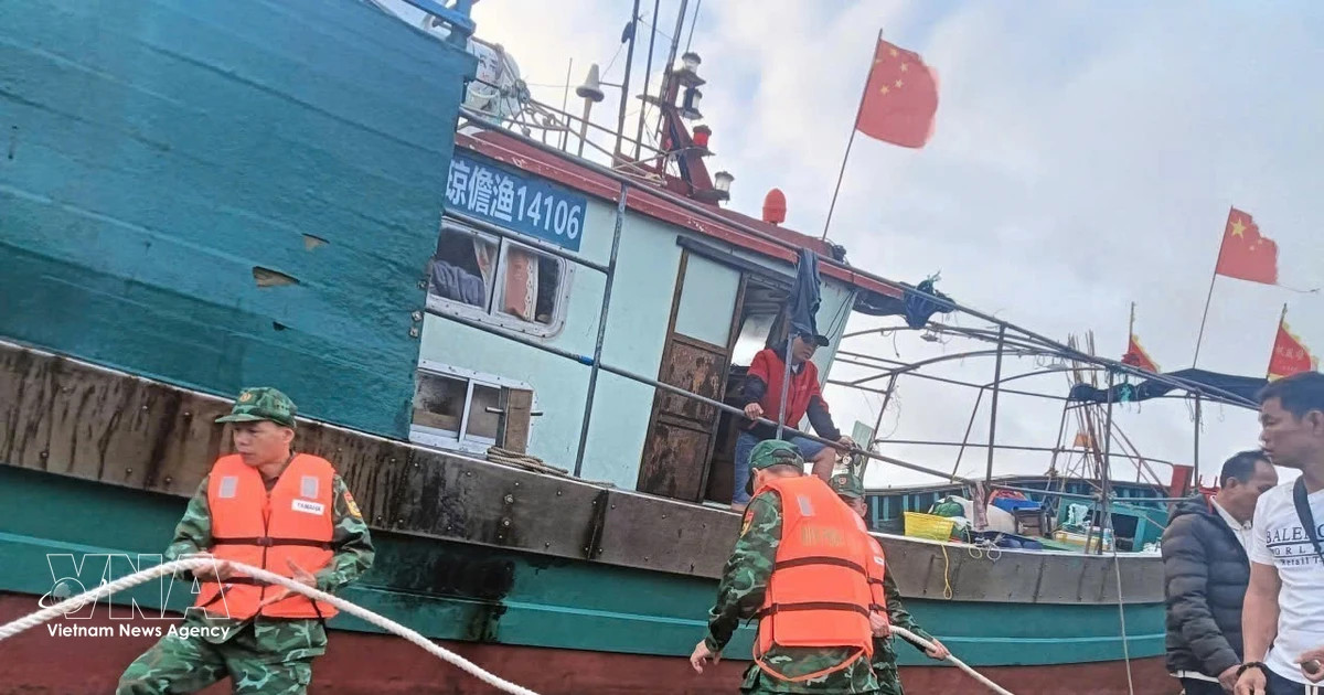 Vietnamese border guards rescue two foreign fishing vessels in distress ...