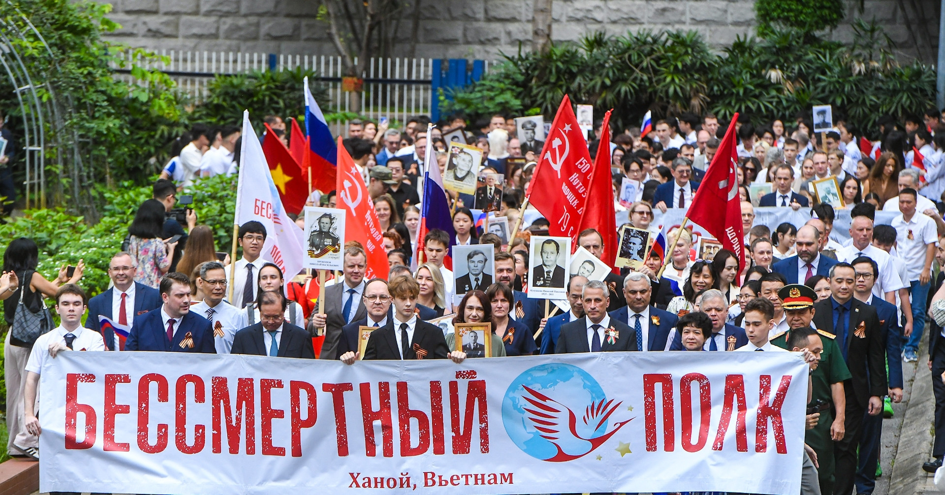 ‘Immortal Regiment’ parade in Hanoi pays tribute to wartime heroes