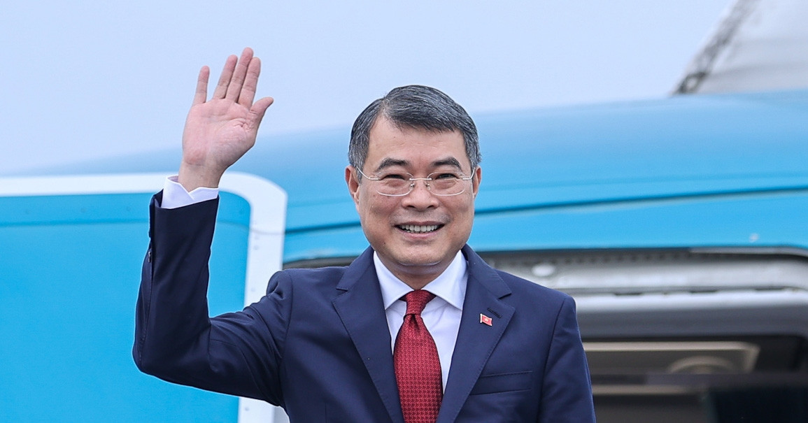 Prime Minister leaves Hanoi for ASEAN summit in Cebu