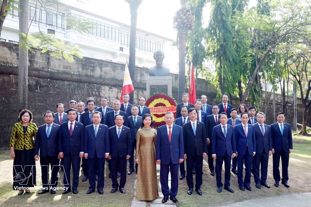 vnanet-top-vietnamese-leader-pays-tribute-to-president-ho-chi-minh-in-manila-2.jpg