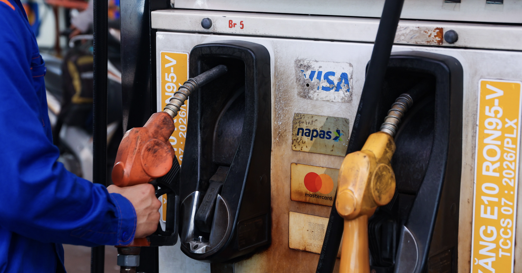 Vietnam’s fuel import bill jumps while pump prices fall sharply