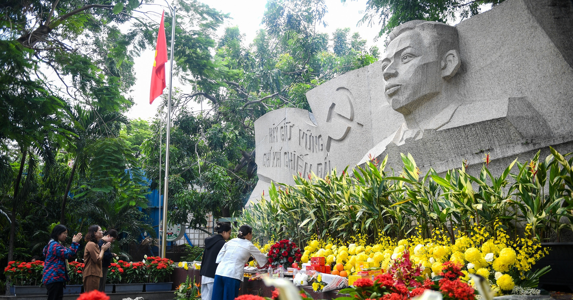 Emotional tribute held at Le Thi Rieng Park as search for war dead continues
