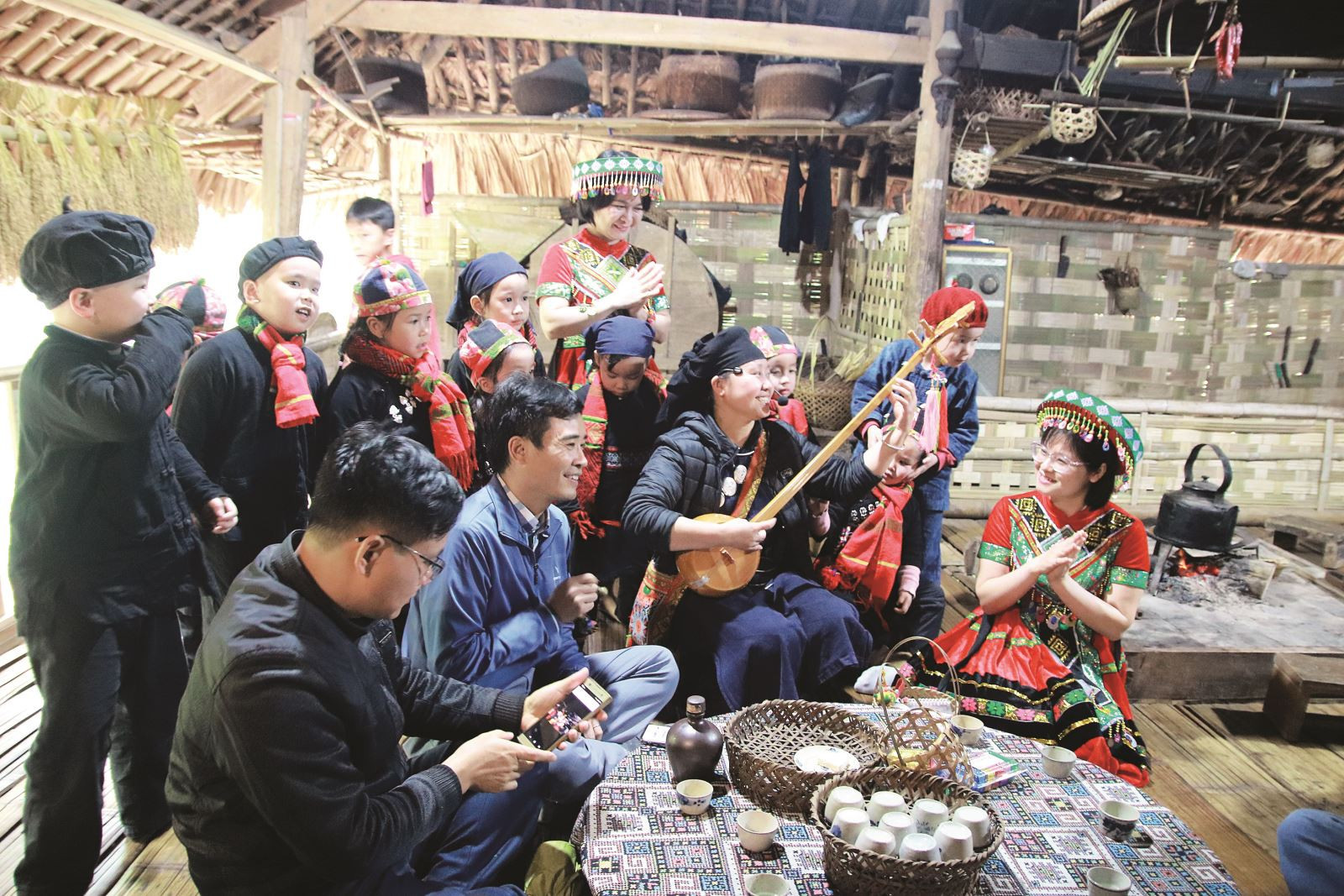 Du khách hào hứng cùng hòa vào điệu hát Then đàn Tính.jpeg