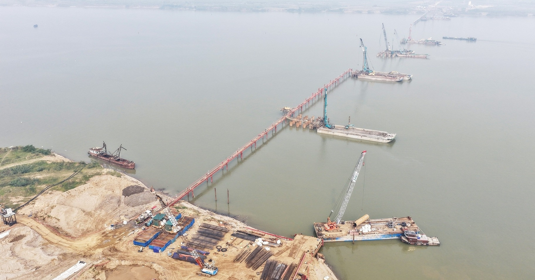 Hanoi completes land clearance for six Red River bridge projects