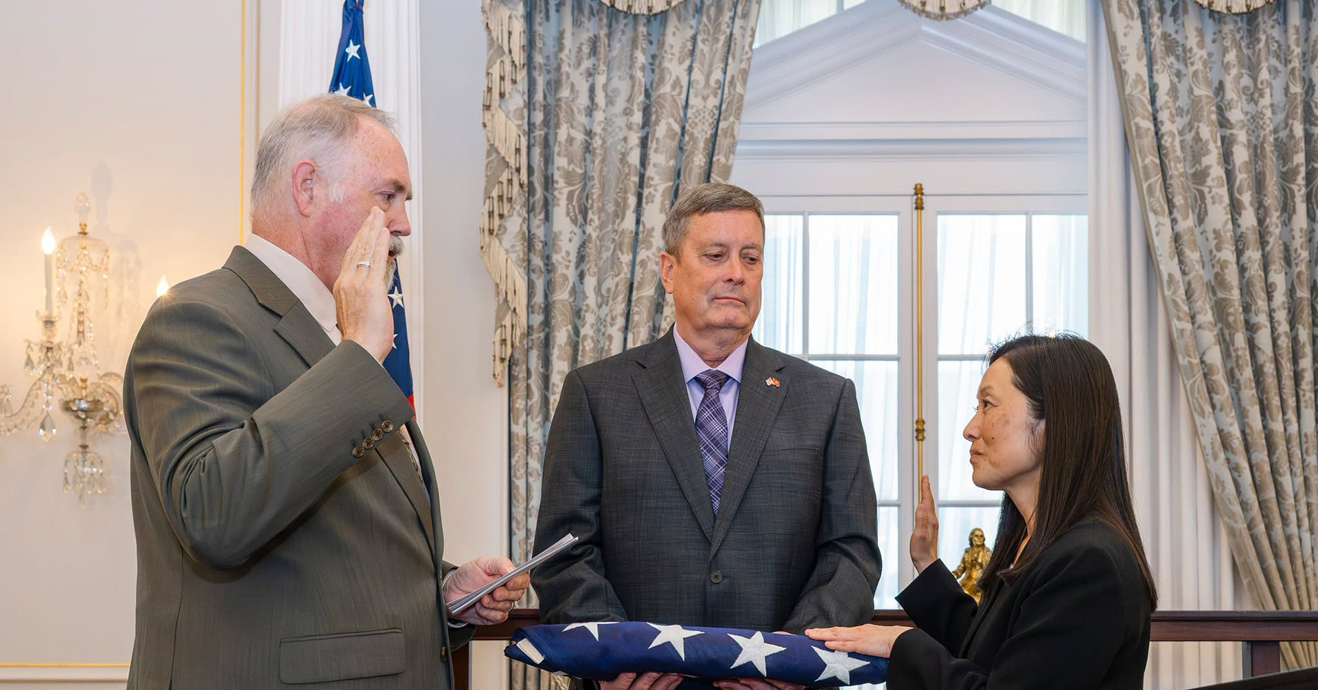First female US ambassador to Vietnam officially sworn in