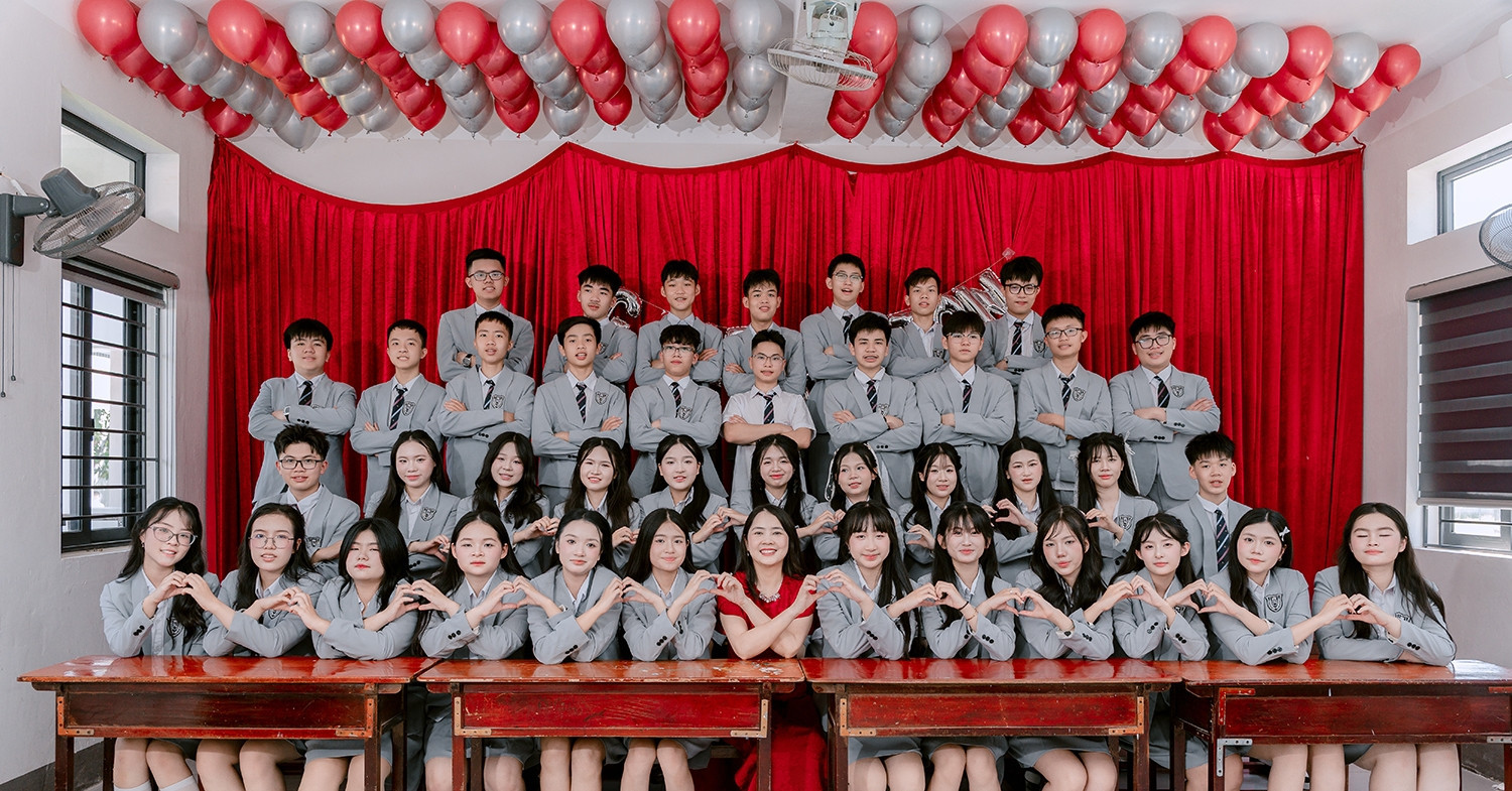 Ha Tinh class celebrates 33 admissions to elite high school
