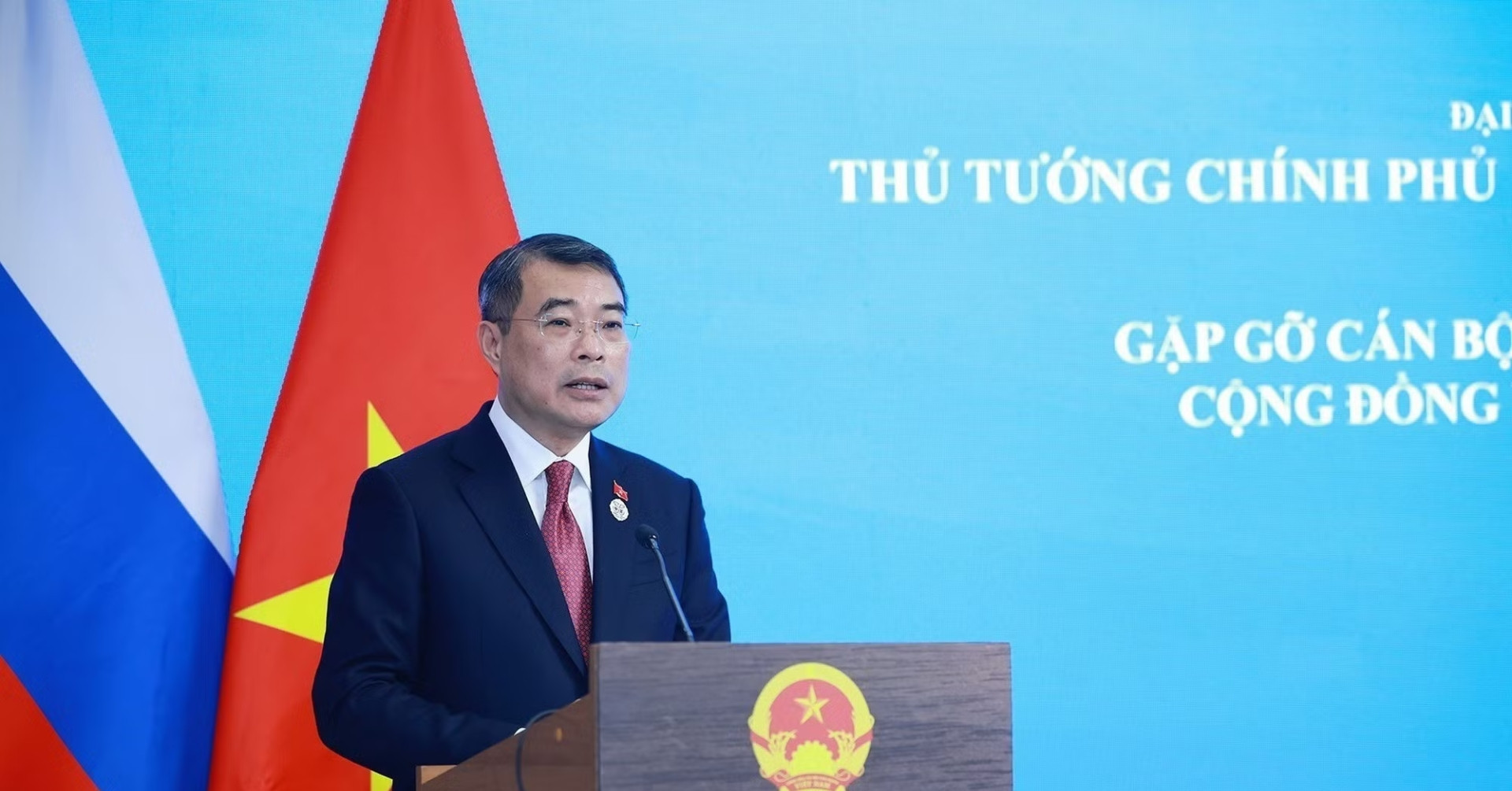 PM Le Minh Hung meets Vietnamese community in Russia