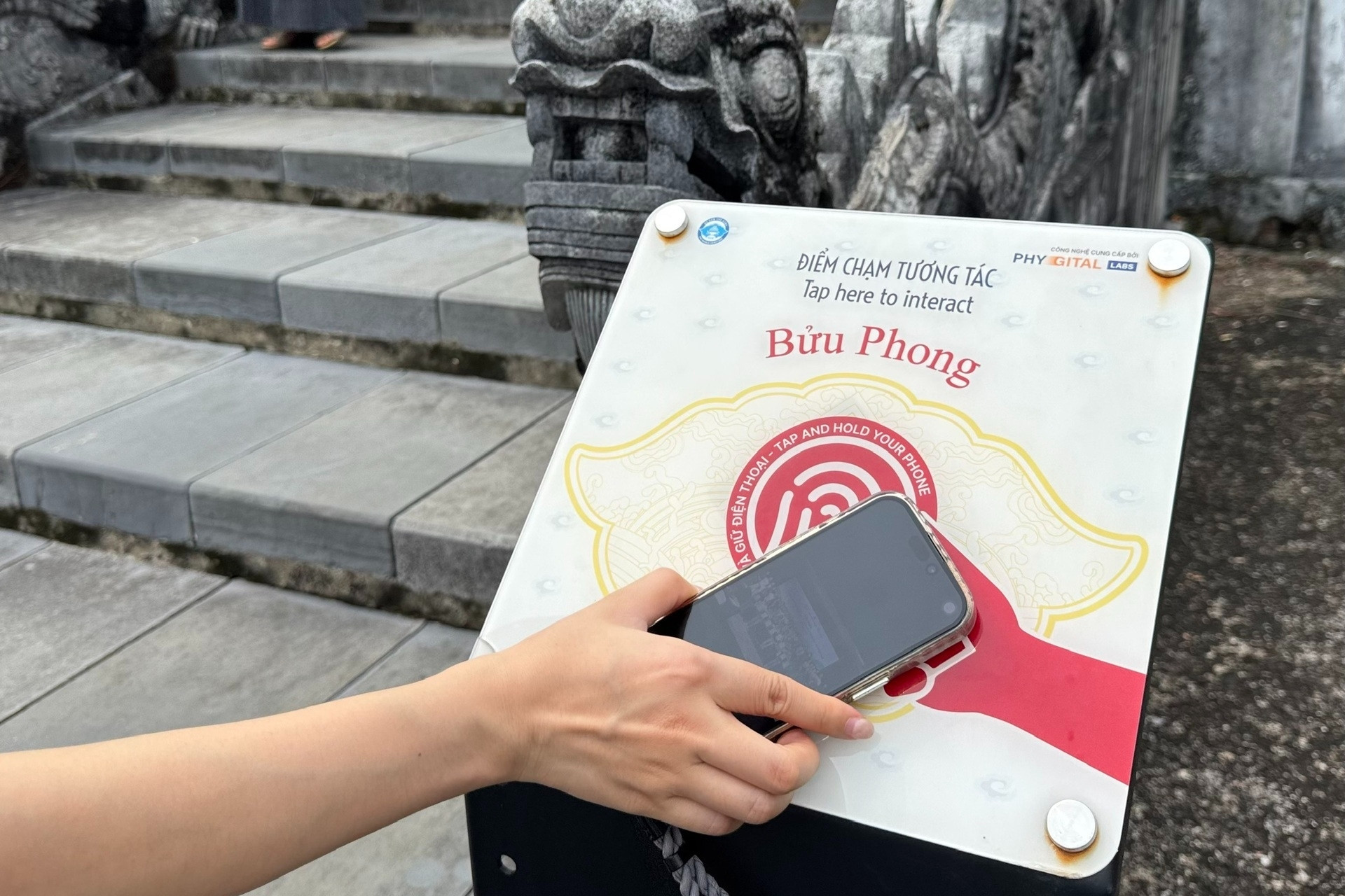 Online-app deliveries along Perfume River transform Hue’s tourism