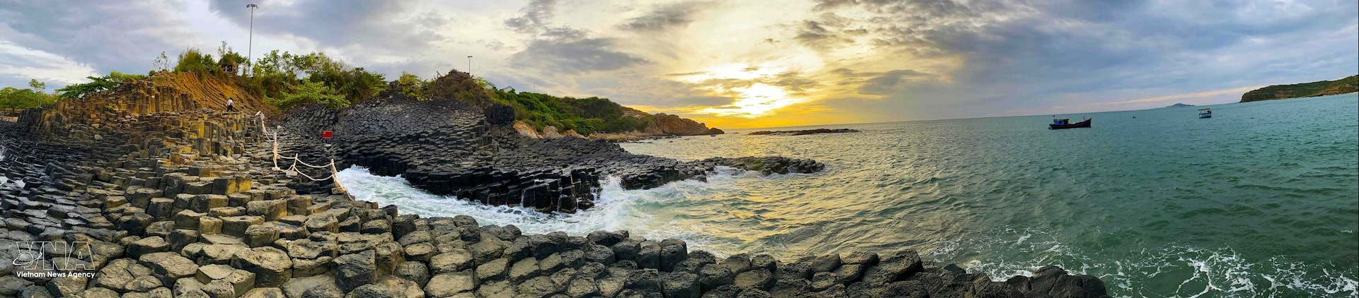 vnanet-Ghềnh Đá Đĩa (xã An Ninh Đông, huyện Tuy An), cách trung tâm thành phố Tuy Hòa khoảng 35 km về phía Bắc như một tác phẩm nghệ thuật do bàn tay của thiên nhiên tạo nên– TTXVN