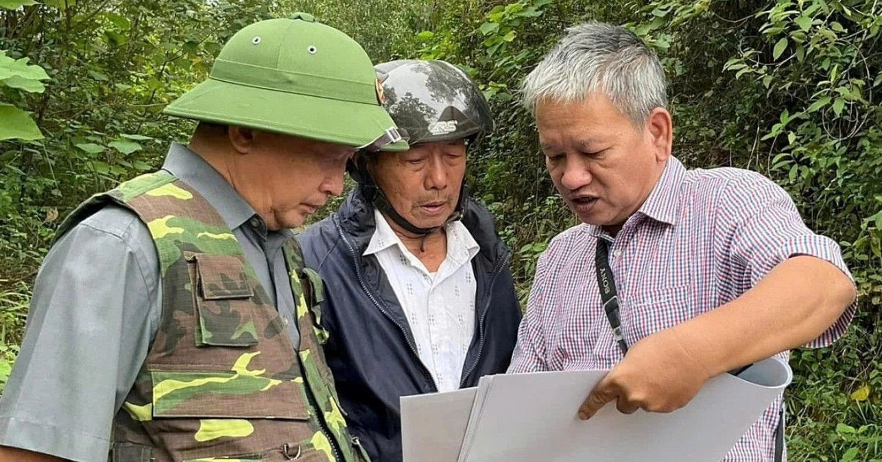Architect spends decade tracing photos to uncover grave of 900 soldiers